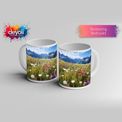 Motivtasse Alpenblumen erblühen stolz vor majestätischer Bergkulisse. - deyoli