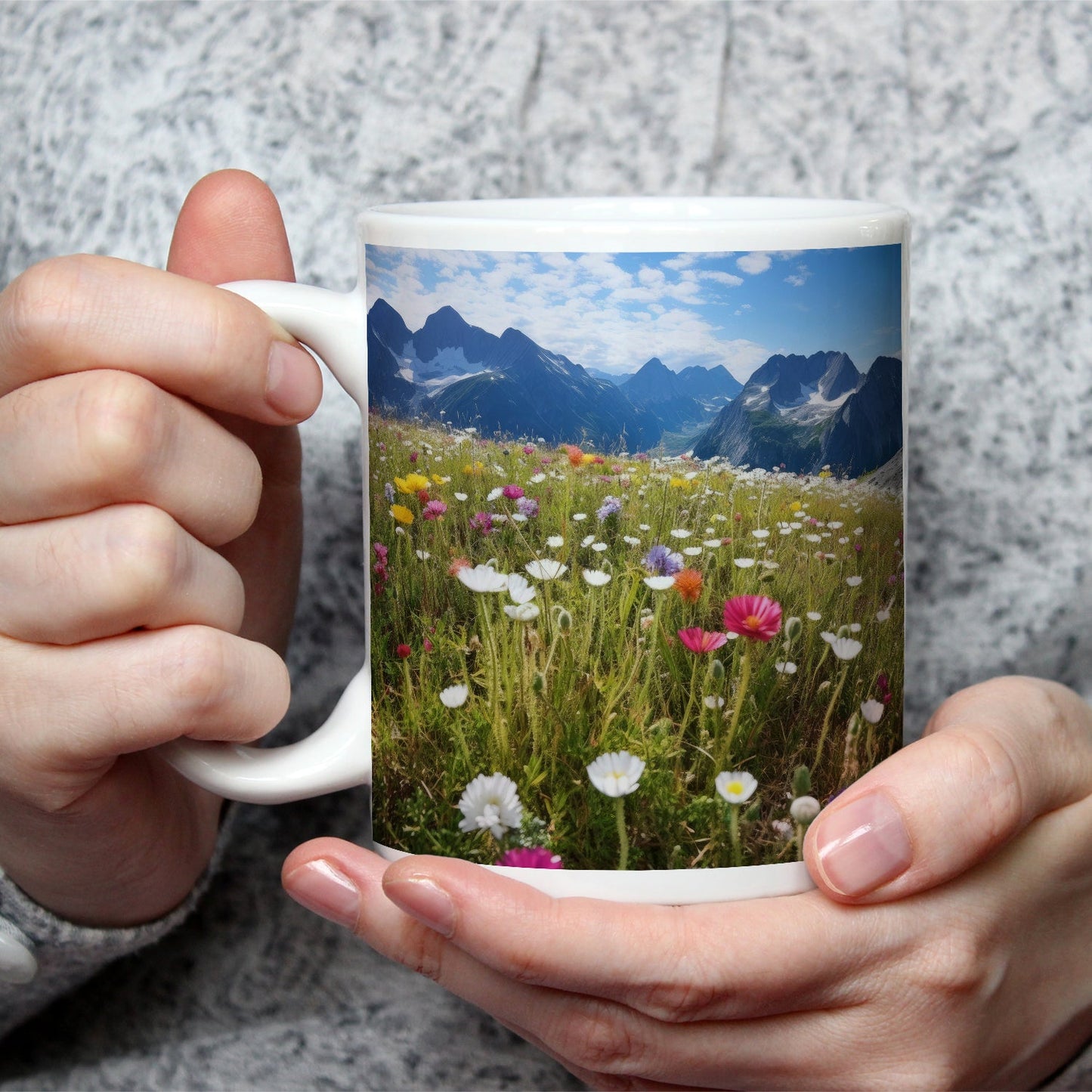 Motivtasse Alpenblumen erblühen stolz vor majestätischer Bergkulisse. - deyoli