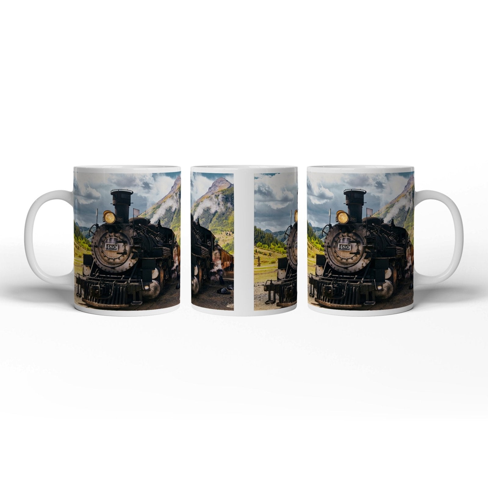 Motivtasse Alte Dampfkraft rollt stolz durch majestätische Berge. - deyoli