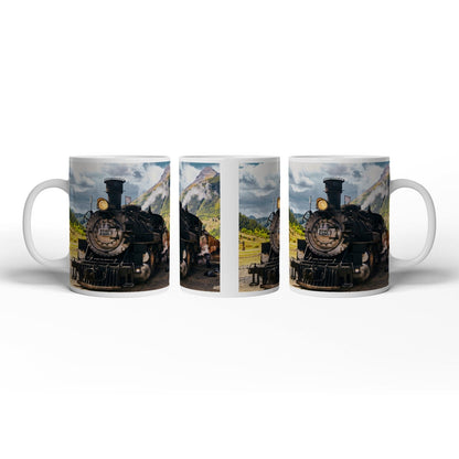 Motivtasse Alte Dampfkraft rollt stolz durch majestätische Berge. - deyoli