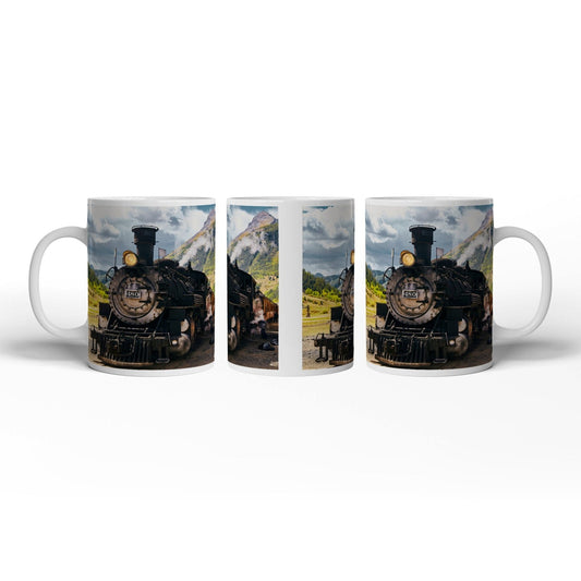 Motivtasse Alte Dampfkraft rollt stolz durch majestätische Berge. - deyoli