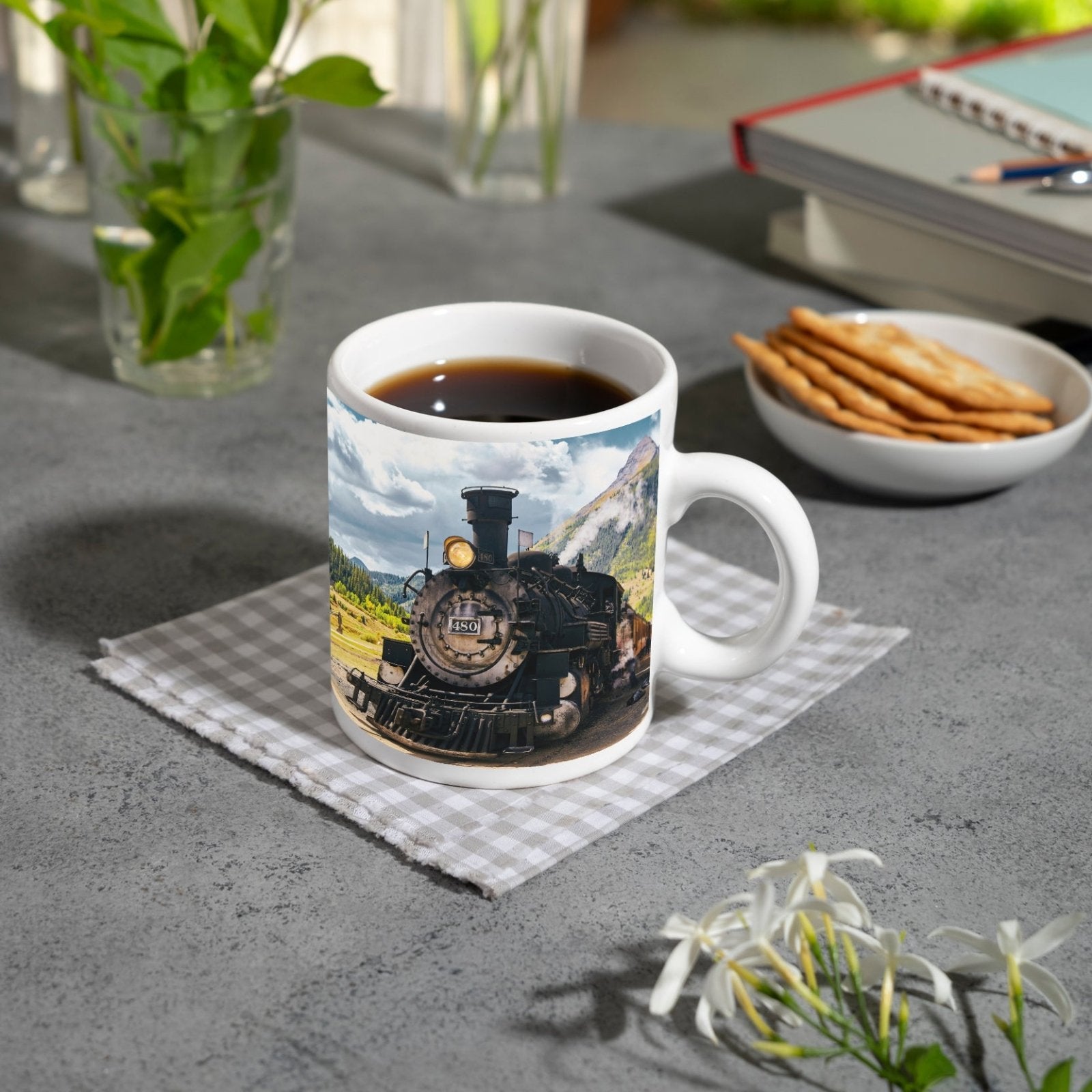 Motivtasse Alte Dampfkraft rollt stolz durch majestätische Berge. - deyoli