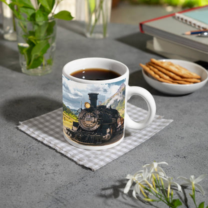 Motivtasse Alte Dampfkraft rollt stolz durch majestätische Berge. - deyoli