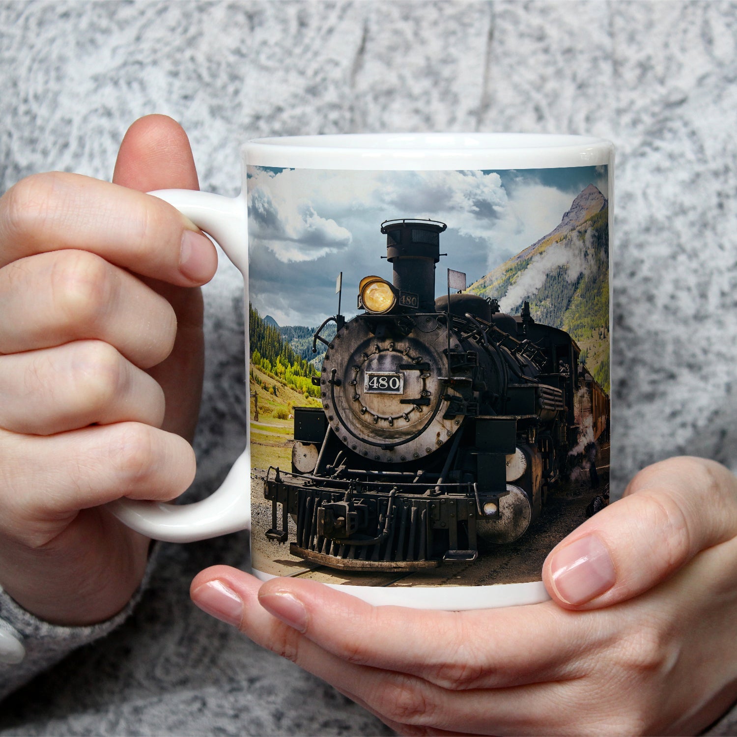Motivtasse Alte Dampfkraft rollt stolz durch majestätische Berge. - deyoli