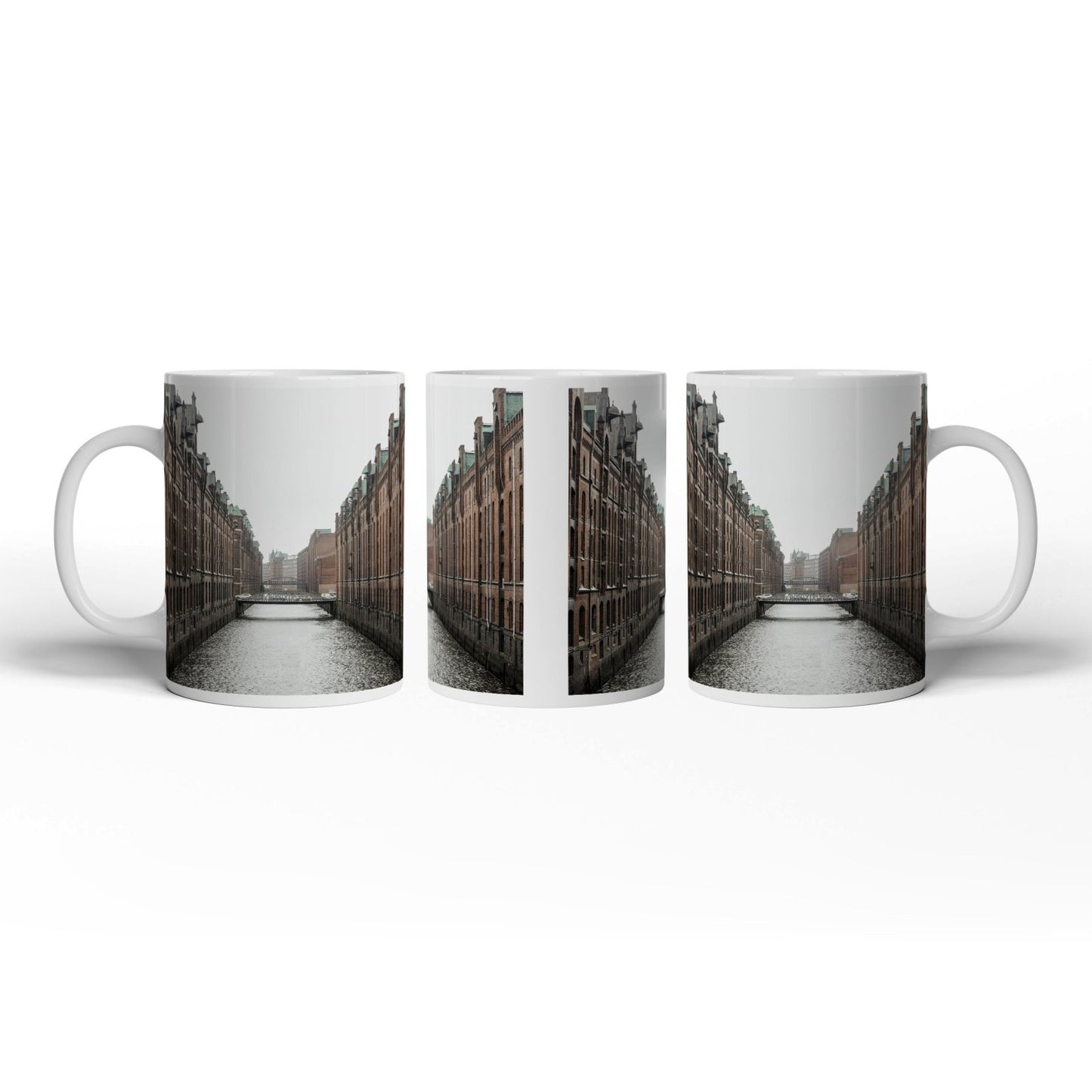 Motivtasse Backsteinfluchten am Wasser – Hamburgs stille Symmetrie. - deyoli