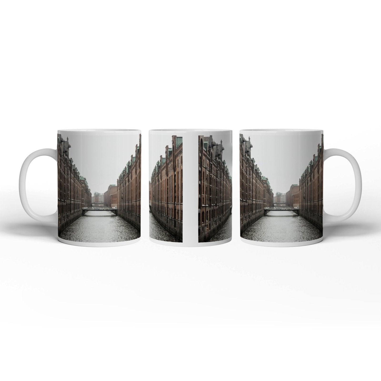 Motivtasse Backsteinfluchten am Wasser – Hamburgs stille Symmetrie. - deyoli