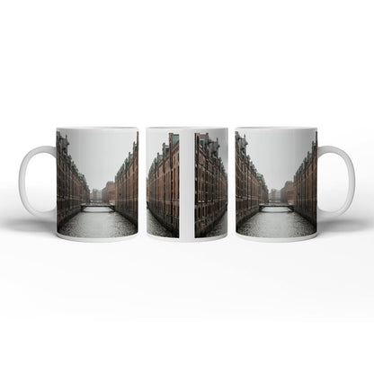 Motivtasse Backsteinfluchten am Wasser – Hamburgs stille Symmetrie. - deyoli