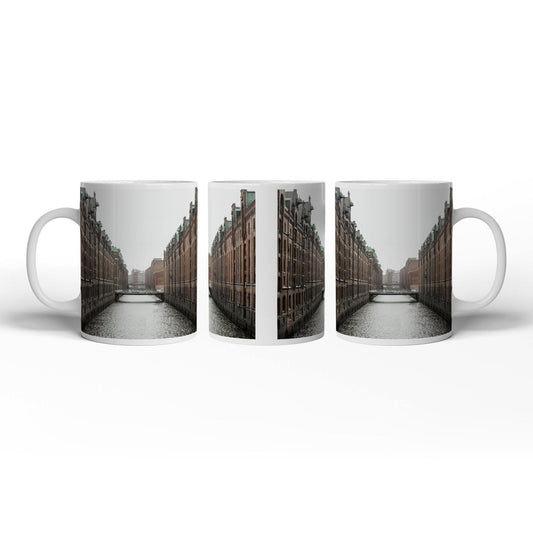 Motivtasse Backsteinfluchten am Wasser – Hamburgs stille Symmetrie. - deyoli