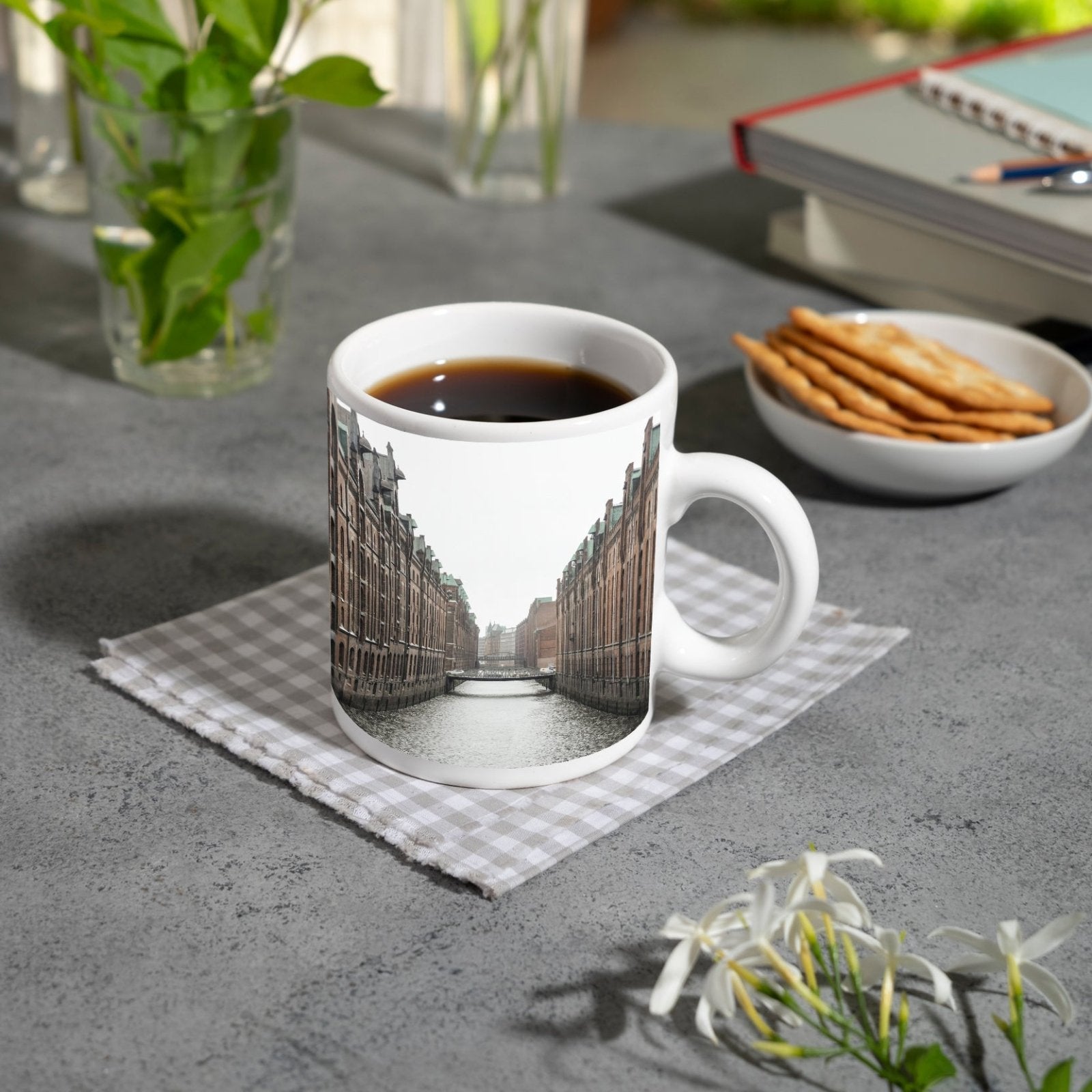 Motivtasse Backsteinfluchten am Wasser – Hamburgs stille Symmetrie. - deyoli