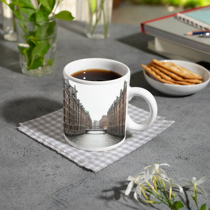 Motivtasse Backsteinfluchten am Wasser – Hamburgs stille Symmetrie. - deyoli