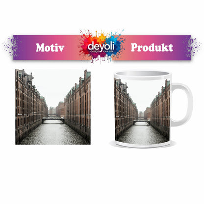Motivtasse Backsteinfluchten am Wasser – Hamburgs stille Symmetrie. - deyoli