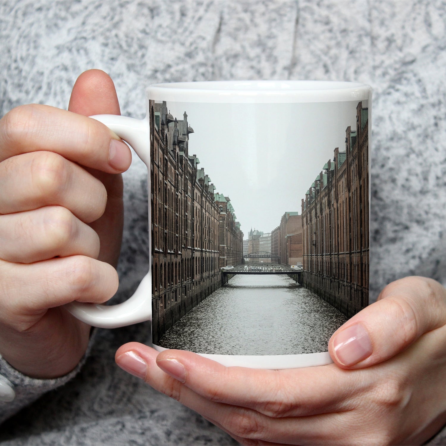 Motivtasse Backsteinfluchten am Wasser – Hamburgs stille Symmetrie. - deyoli