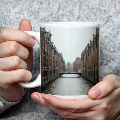 Motivtasse Backsteinfluchten am Wasser – Hamburgs stille Symmetrie. - deyoli