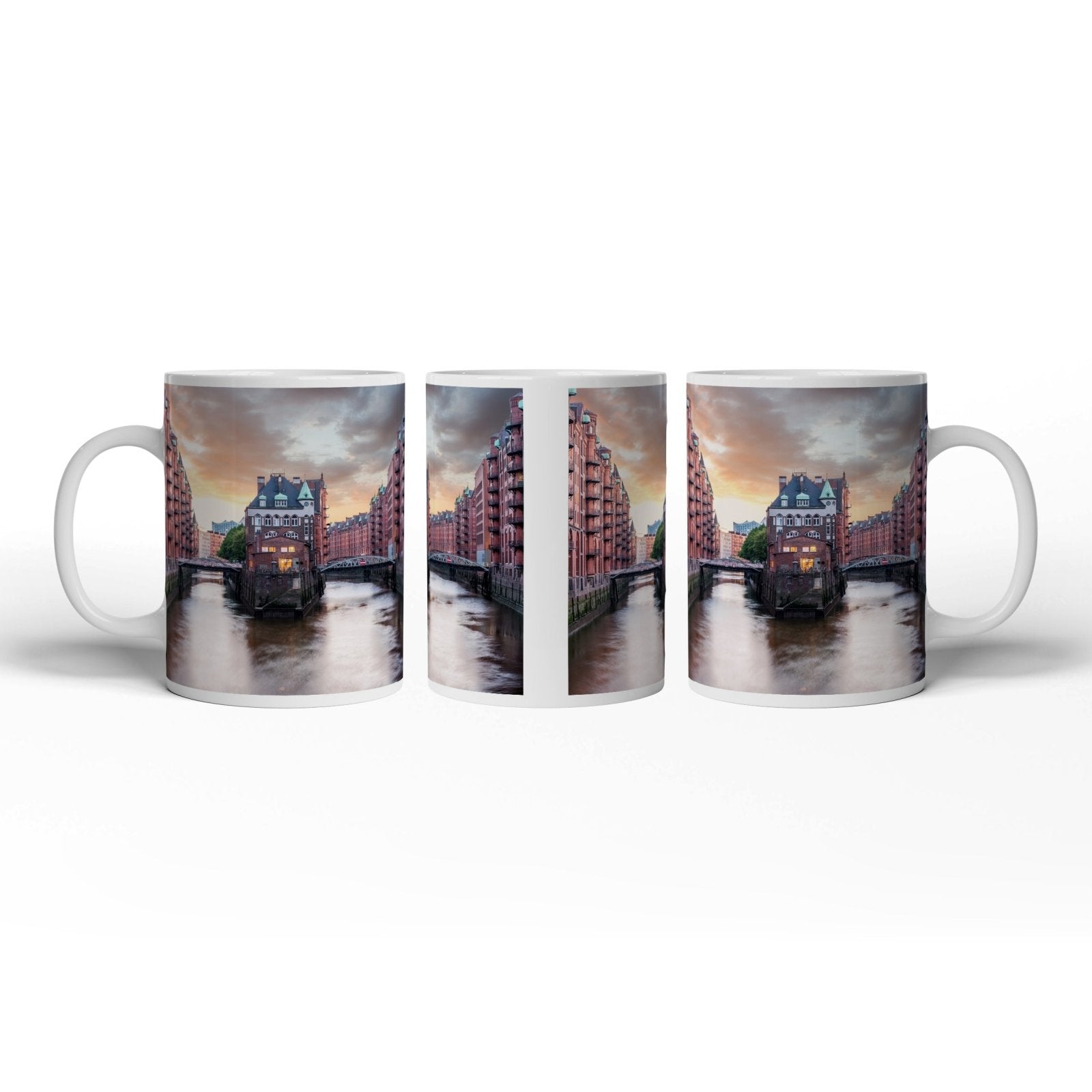 Motivtasse Backsteinromantik in Hamburgs Speicherstadt bei Sonnenuntergang. - deyoli