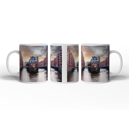 Motivtasse Backsteinromantik in Hamburgs Speicherstadt bei Sonnenuntergang. - deyoli