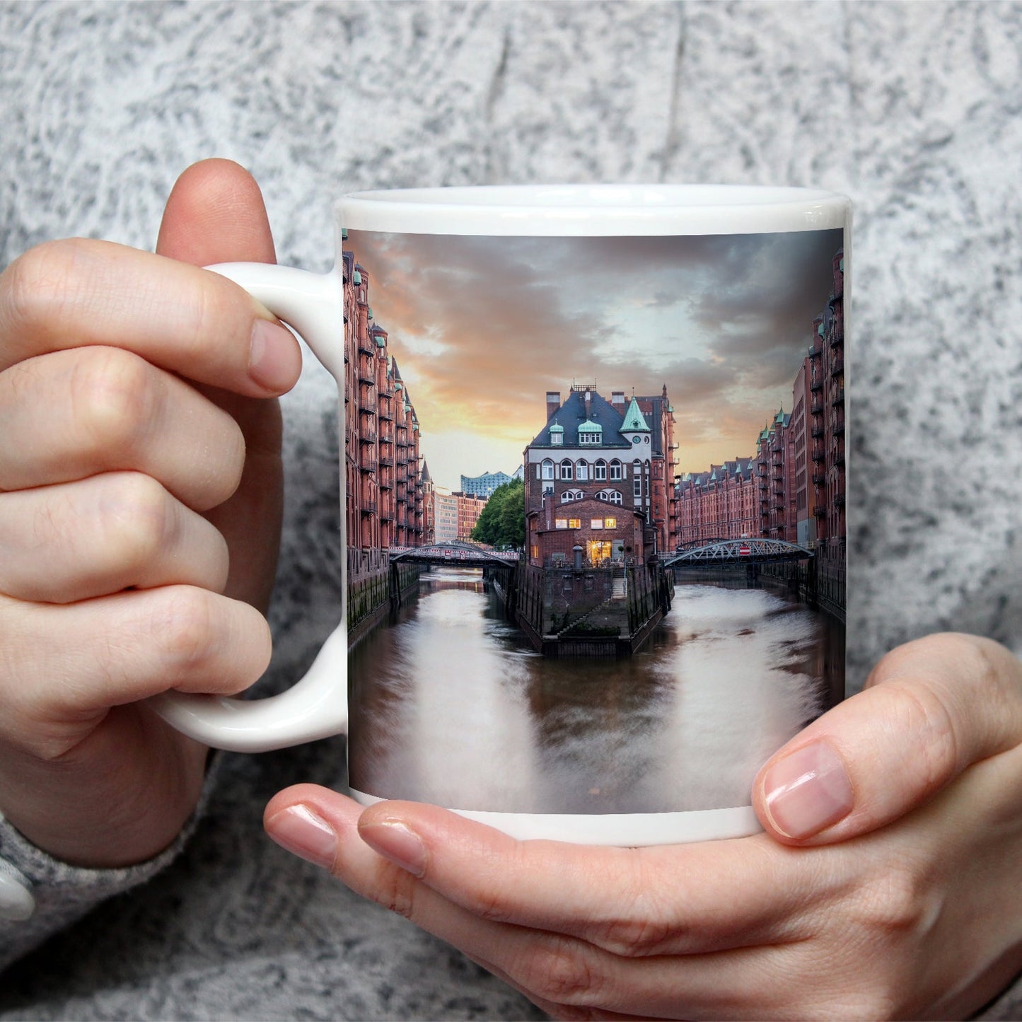 Motivtasse Backsteinromantik in Hamburgs Speicherstadt bei Sonnenuntergang. - deyoli