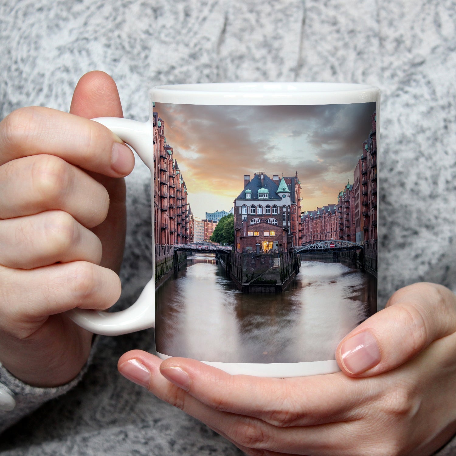 Motivtasse Backsteinromantik in Hamburgs Speicherstadt bei Sonnenuntergang. - deyoli