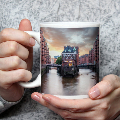Motivtasse Backsteinromantik in Hamburgs Speicherstadt bei Sonnenuntergang. - deyoli
