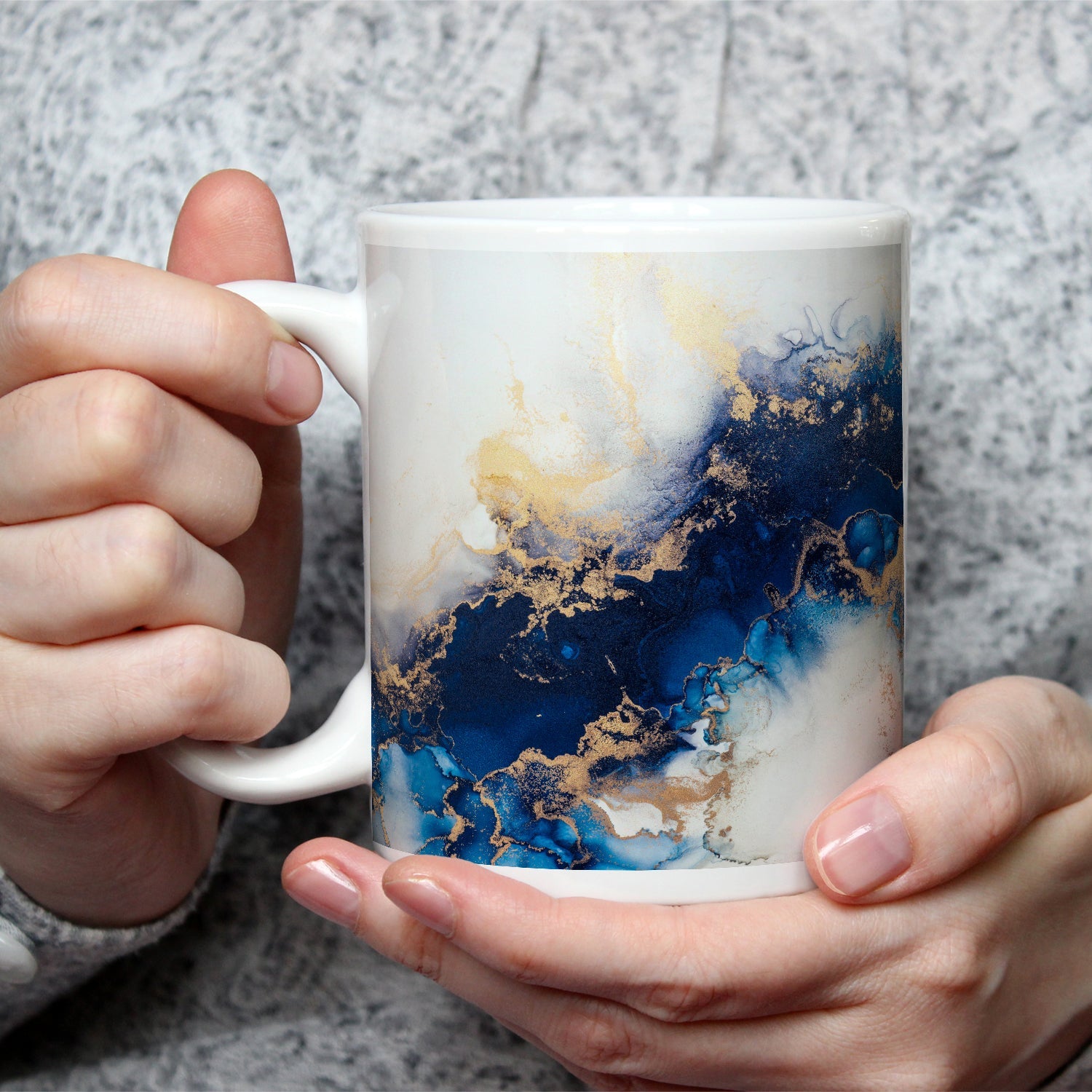 Motivtasse Blauer Strom und Gold in fließender Harmonie. - deyoli