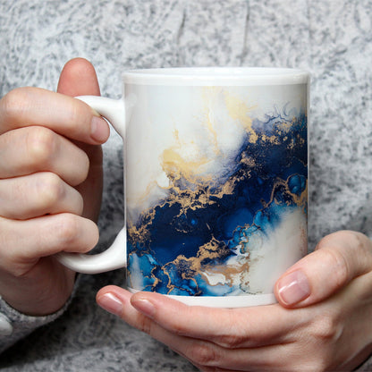 Motivtasse Blauer Strom und Gold in fließender Harmonie. - deyoli