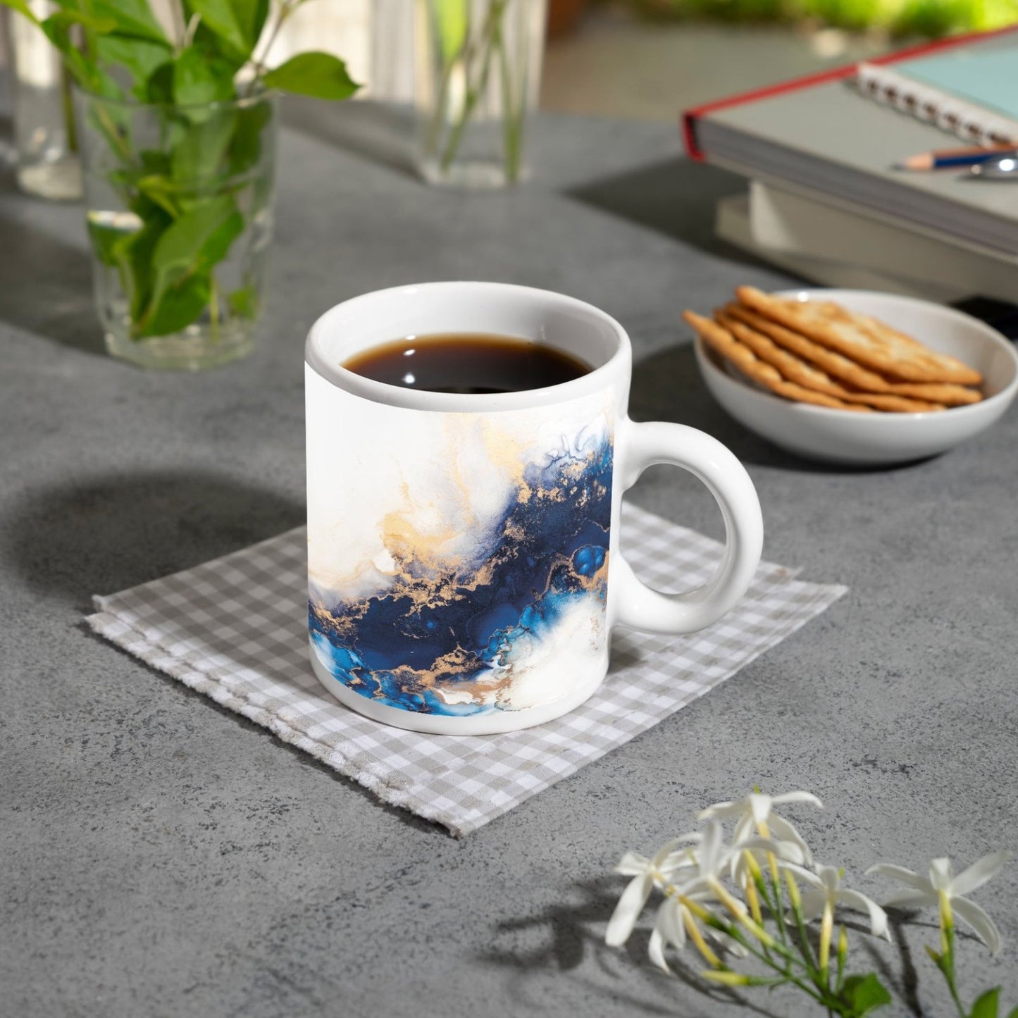 Motivtasse Blauer Strom und Gold in fließender Harmonie. - deyoli