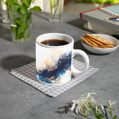 Motivtasse Blauer Strom und Gold in fließender Harmonie. - deyoli