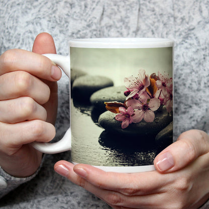 Motivtasse Blüten auf Stein – zarte Ruhe in nasser Stille. - deyoli