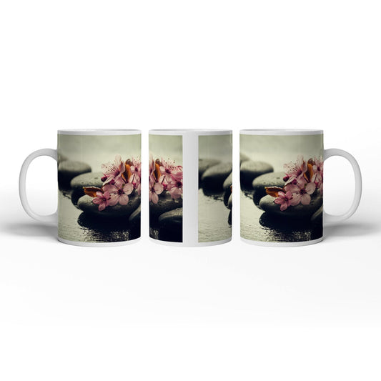 Motivtasse Blüten auf Stein – zarte Ruhe in nasser Stille. - deyoli