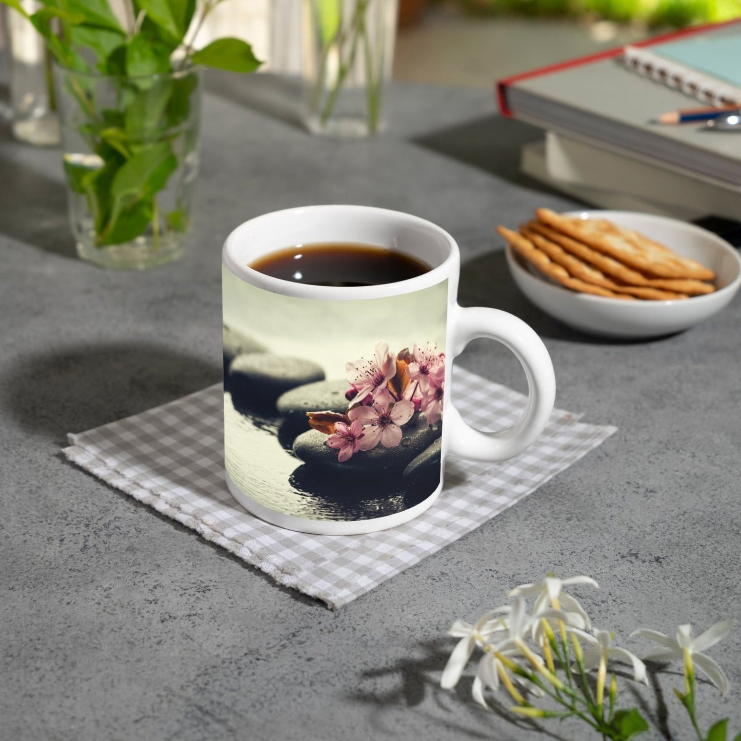Motivtasse Blüten auf Stein – zarte Ruhe in nasser Stille. - deyoli
