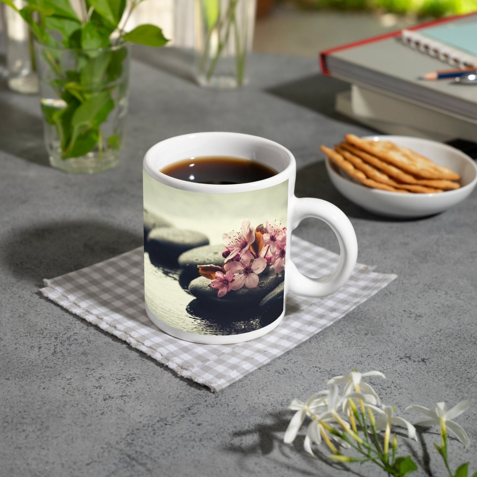 Motivtasse Blüten auf Stein – zarte Ruhe in nasser Stille. - deyoli