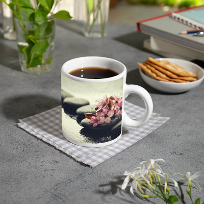 Motivtasse Blüten auf Stein – zarte Ruhe in nasser Stille. - deyoli