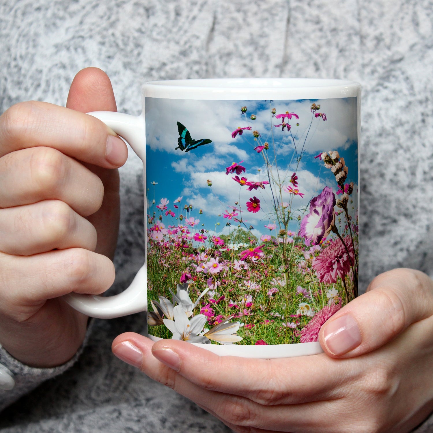 Motivtasse Blütenmeer tanzt mit Schmetterling im Hauch des Sommers. - deyoli