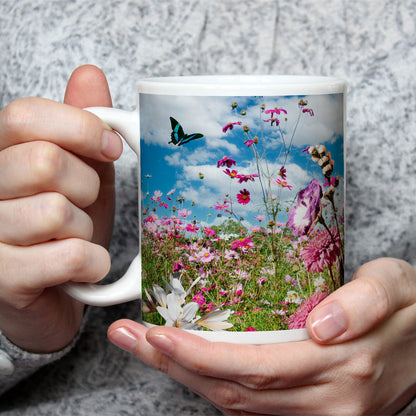 Motivtasse Blütenmeer tanzt mit Schmetterling im Hauch des Sommers. - deyoli