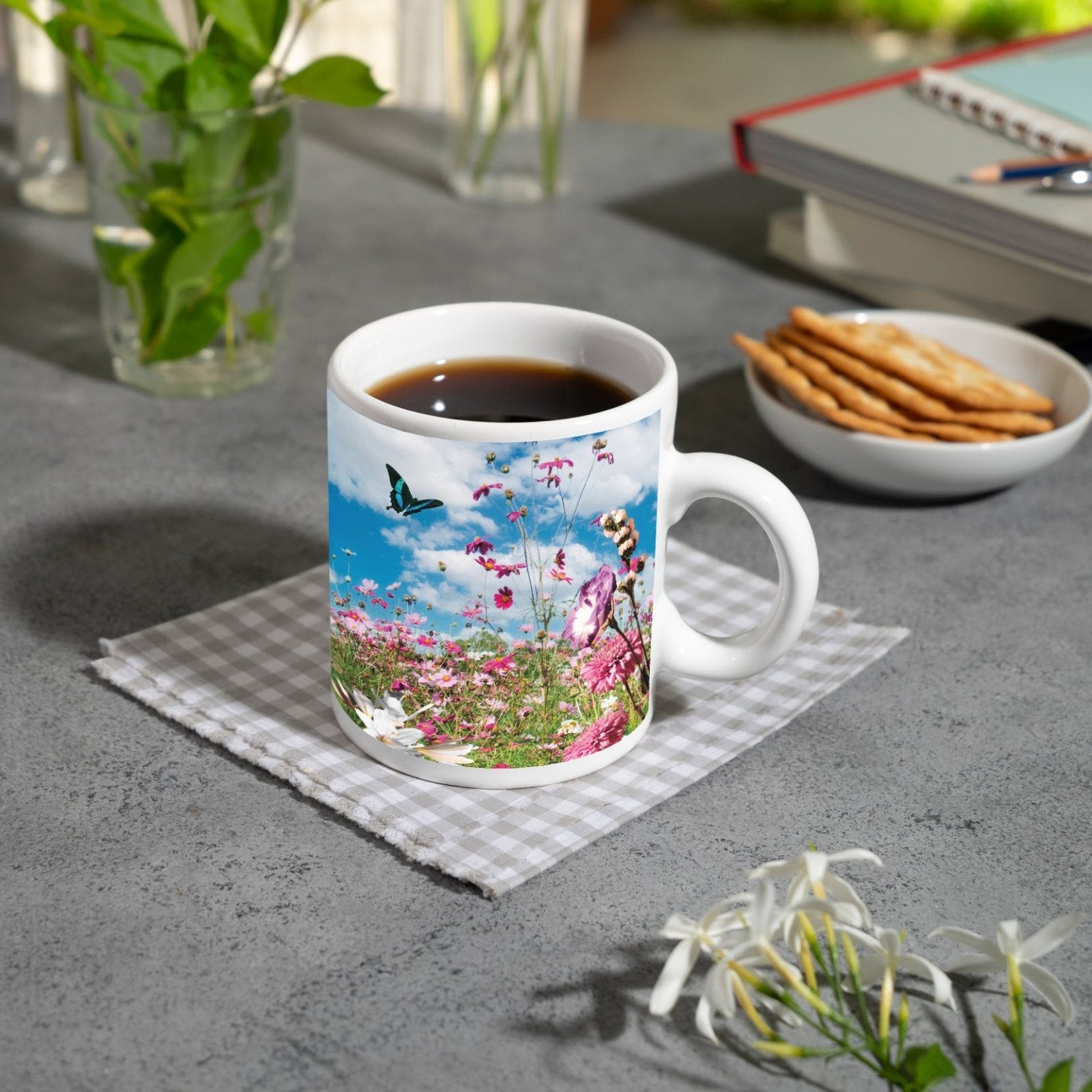 Motivtasse Blütenmeer tanzt mit Schmetterling im Hauch des Sommers. - deyoli