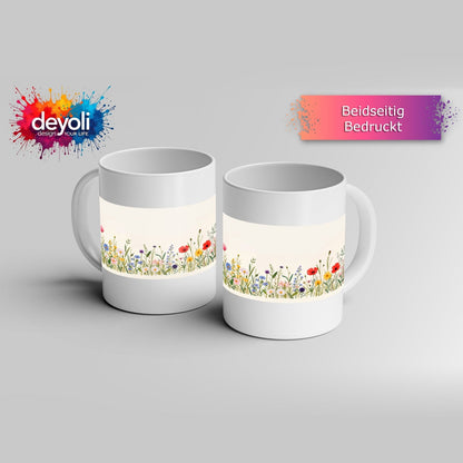Motivtasse Blumen tanzen zart auf hellem Grund in bunter Harmonie. - deyoli
