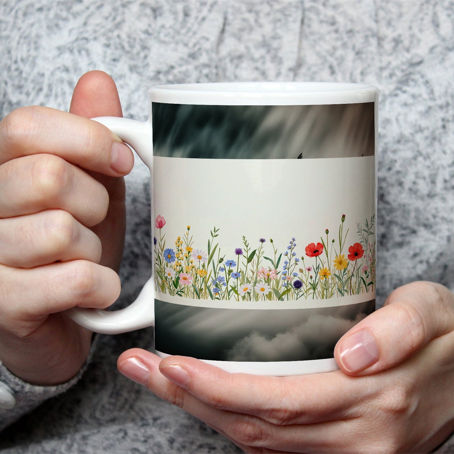 Motivtasse Blumen tanzen zart auf hellem Grund in bunter Harmonie. - deyoli