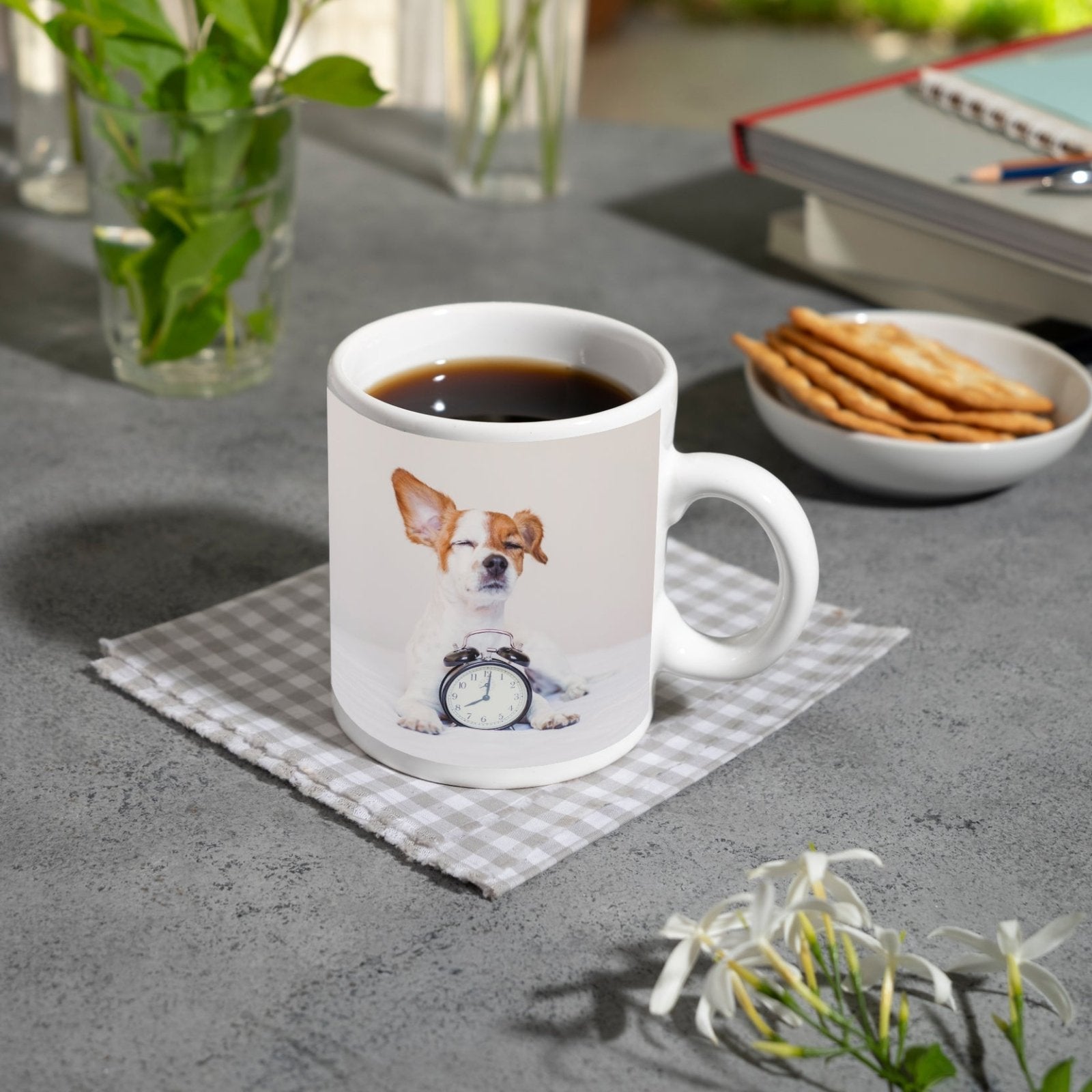Motivtasse Der Wecker hat verloren – Hund genießt den Morgen. - deyoli