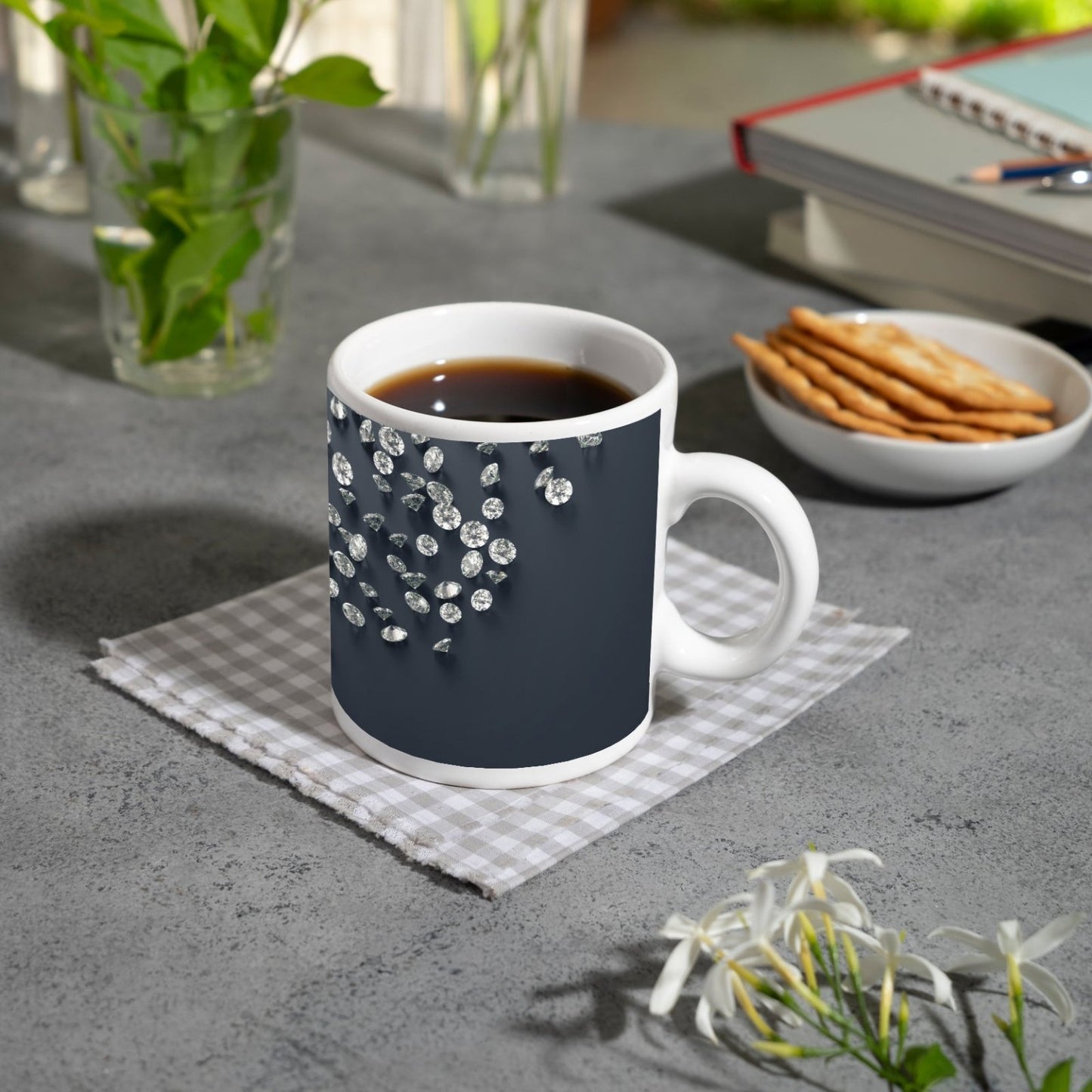 Motivtasse Diamanten auf Samt – funkelnde Stille im Raum. - deyoli