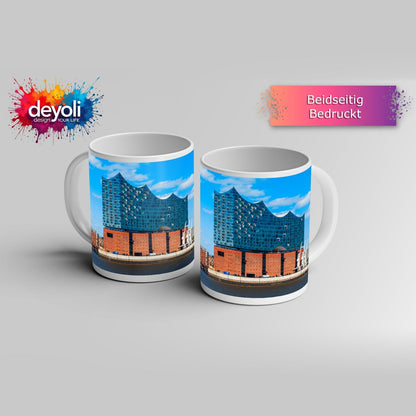Motivtasse Die Elbphilharmonie glänzt unter klarem Himmel am Strom. - deyoli