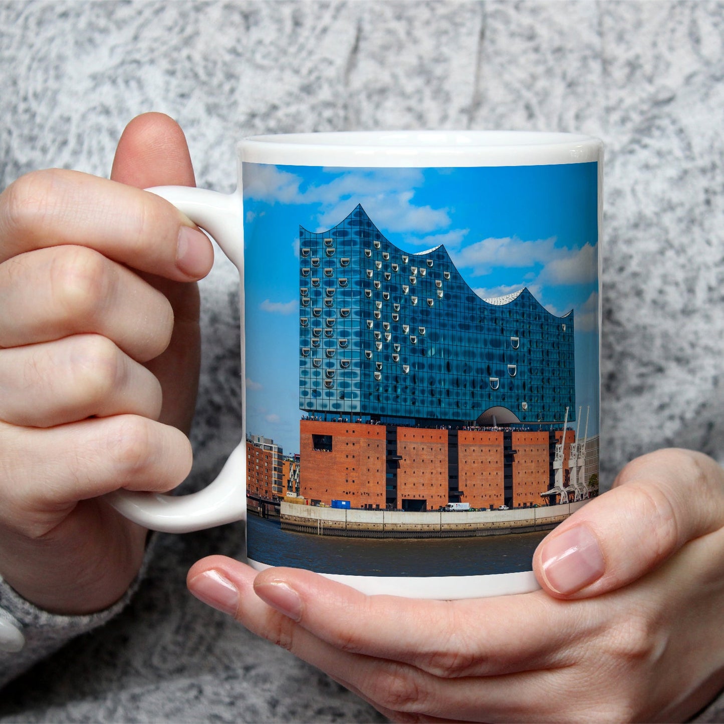 Motivtasse Die Elbphilharmonie glänzt unter klarem Himmel am Strom. - deyoli