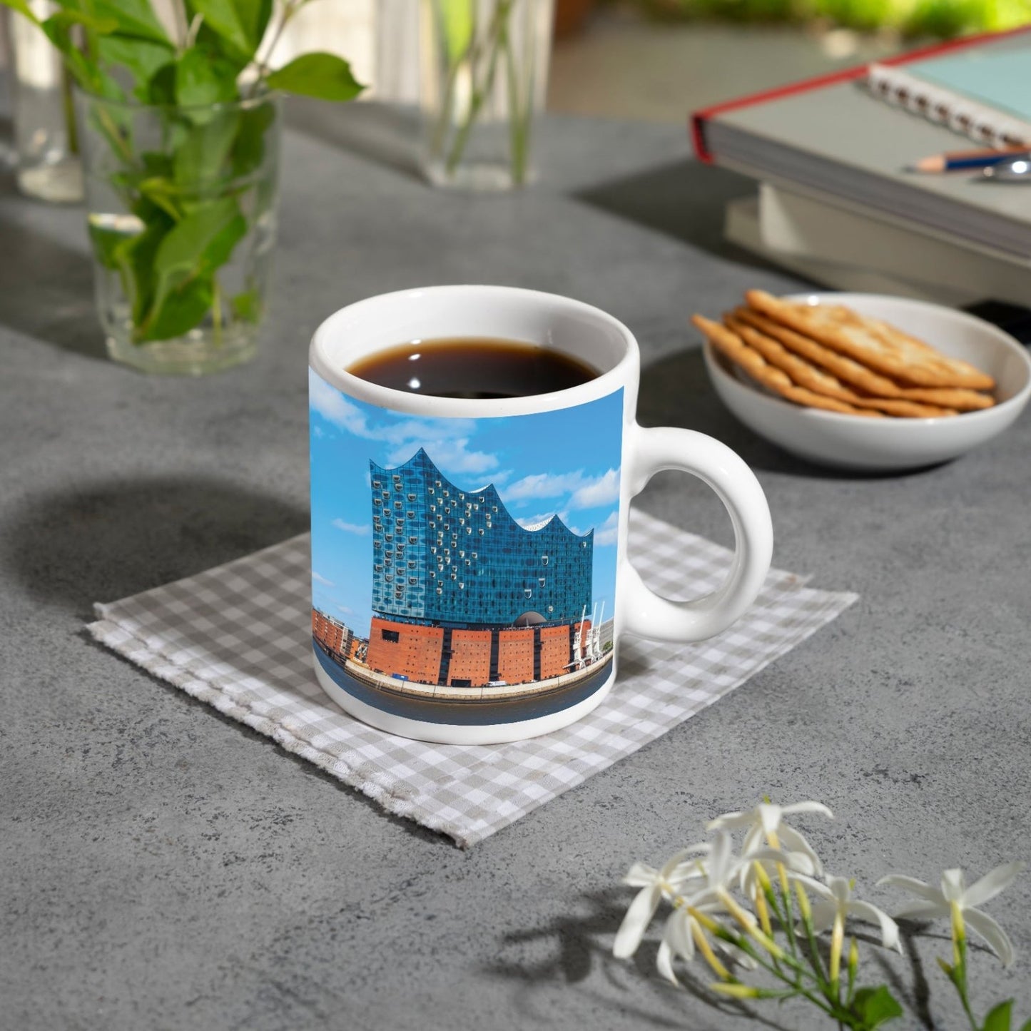 Motivtasse Die Elbphilharmonie glänzt unter klarem Himmel am Strom. - deyoli