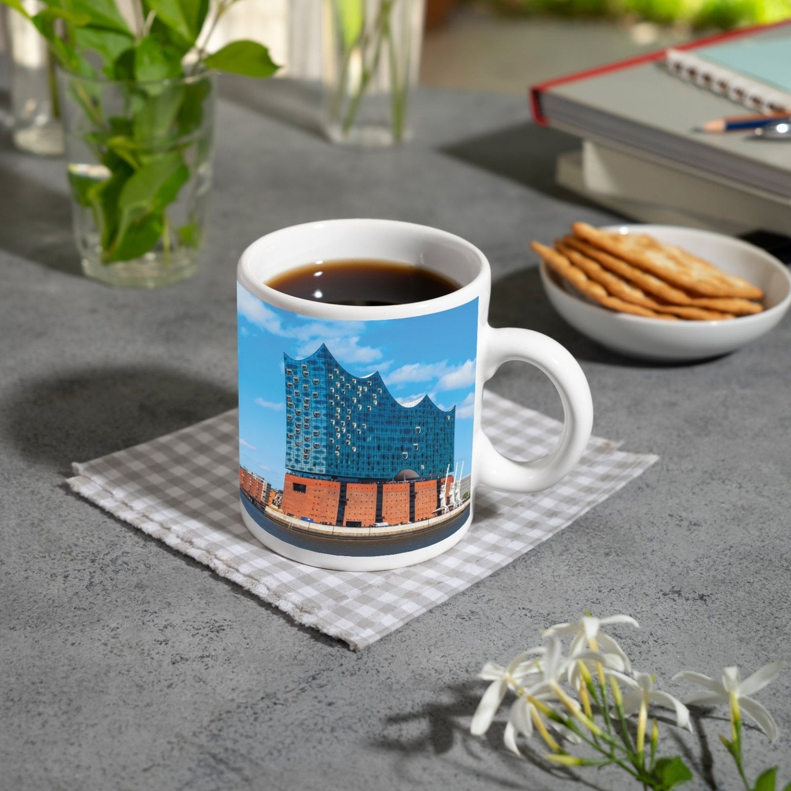 Motivtasse Die Elbphilharmonie glänzt unter klarem Himmel am Strom. - deyoli