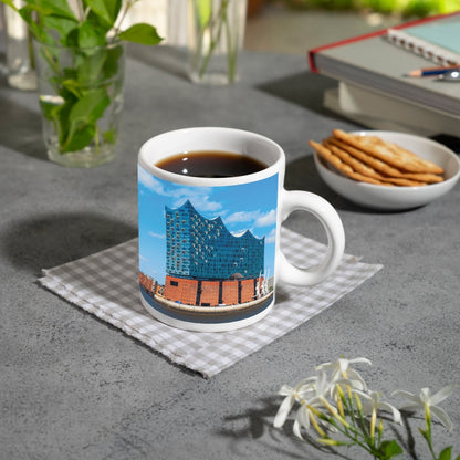 Motivtasse Die Elbphilharmonie glänzt unter klarem Himmel am Strom. - deyoli