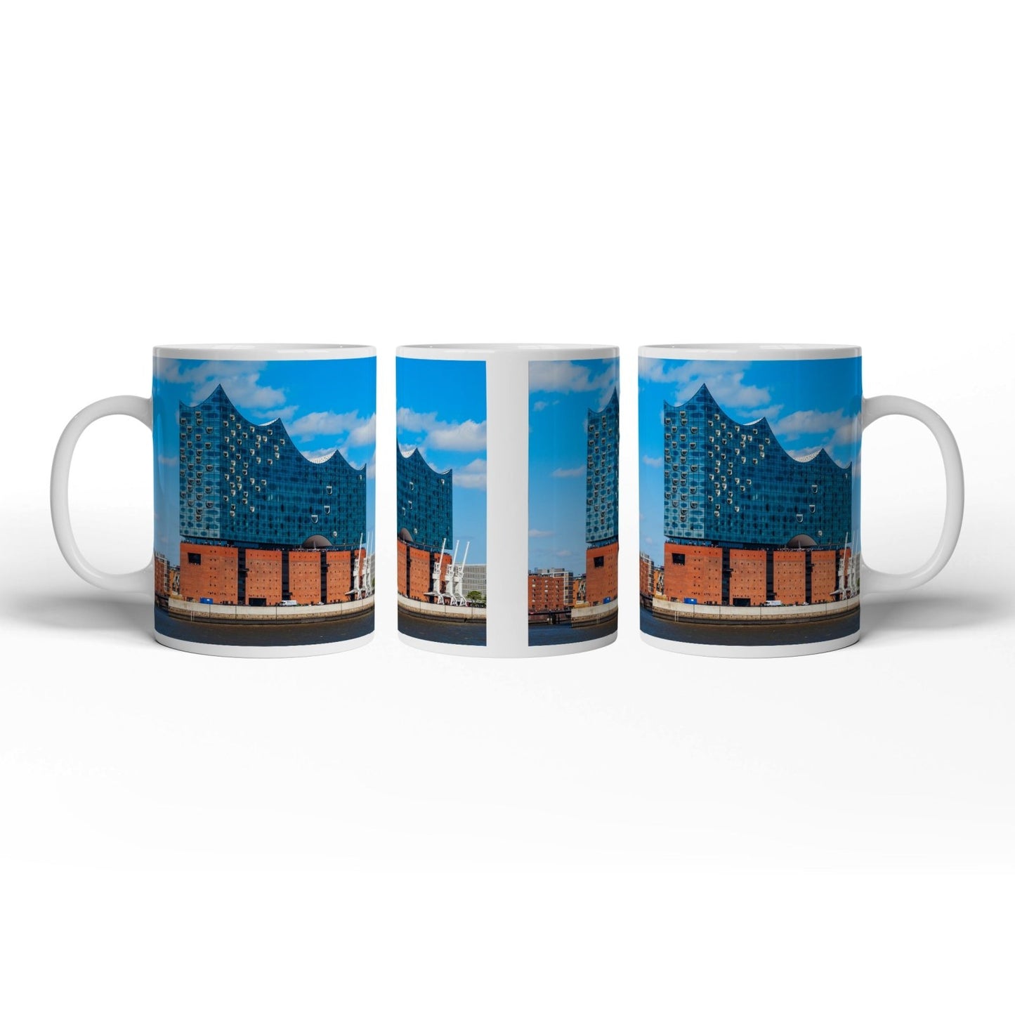 Motivtasse Die Elbphilharmonie glänzt unter klarem Himmel am Strom. - deyoli