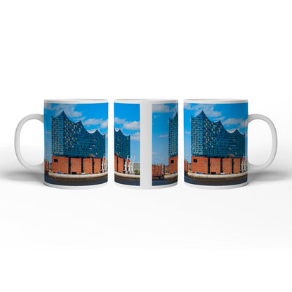Motivtasse Die Elbphilharmonie glänzt unter klarem Himmel am Strom. - deyoli