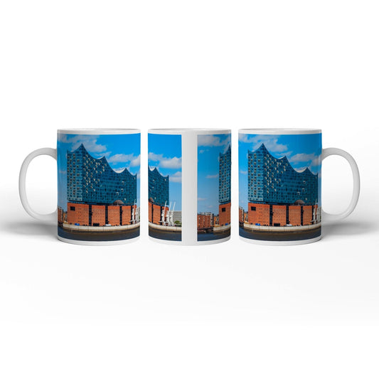 Motivtasse Die Elbphilharmonie glänzt unter klarem Himmel am Strom. - deyoli