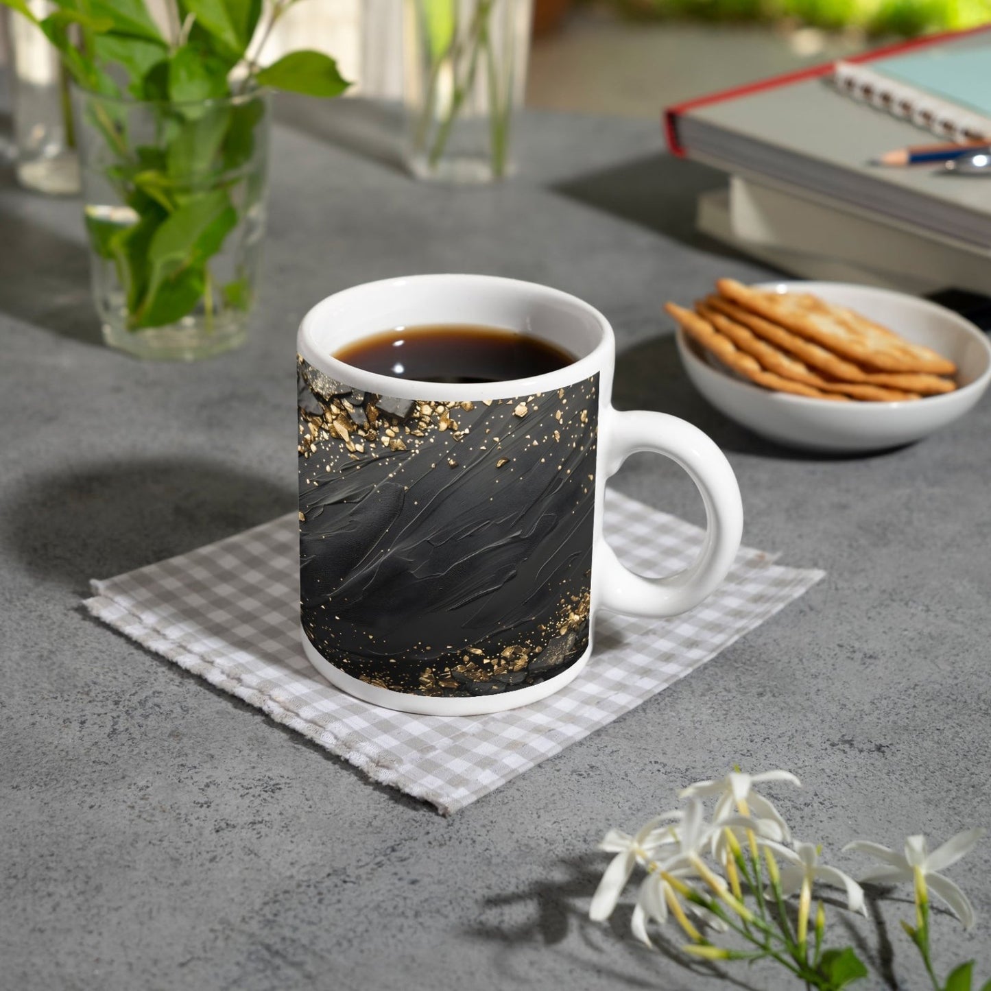 Motivtasse Dunkle Eleganz mit goldenen Splittern gekrönt. - deyoli