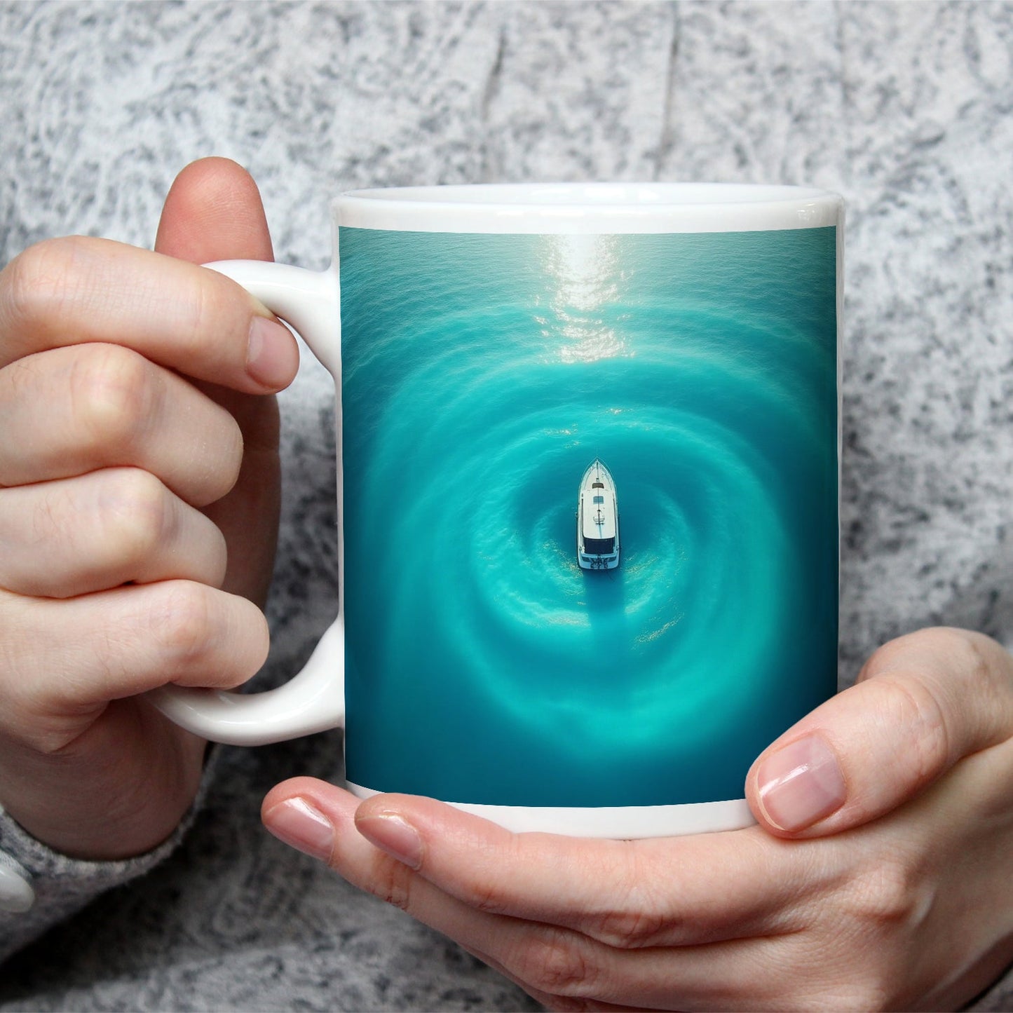 Motivtasse Ein Boot ruht im Zentrum leuchtender Wasserwellen. - deyoli