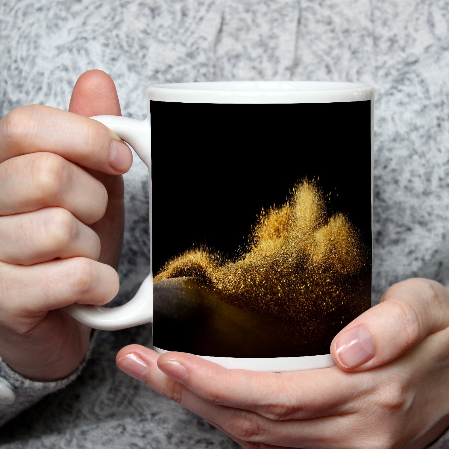 Motivtasse Ein Funkeln wie Goldwind auf nächtlicher Düne. - deyoli