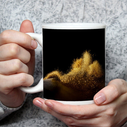 Motivtasse Ein Funkeln wie Goldwind auf nächtlicher Düne. - deyoli